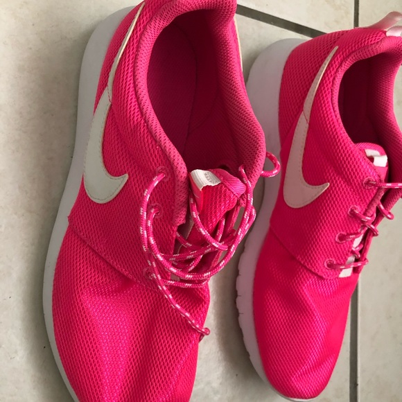 Women’s Nike Roshe - Picture 2 of 4